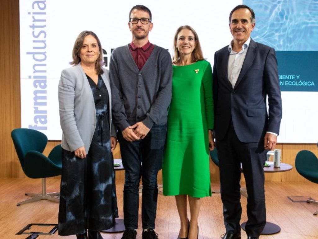Fina Lladós, Ana Bosch y Juan Yermo, de Farmaindustria, acompañan a Héctor Tejero, del Ministerio de Sanidad, en la presentación del segundo informe sobre sostenibilidad de la industria farmacéutica. | Fotos: Luis Camacho